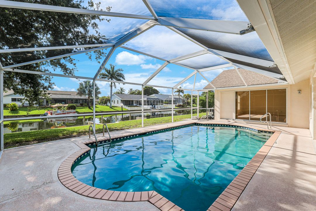 615 SE 19th Ct, Cape Coral, FL 33990