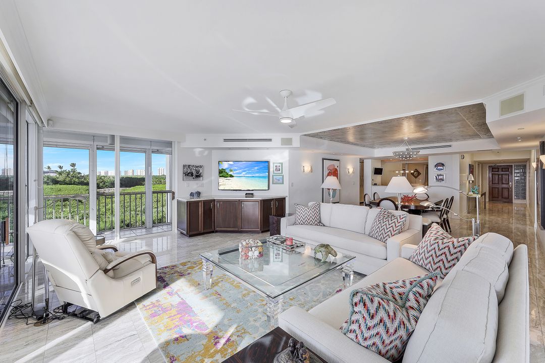 20 Seagate Dr #202, Naples, FL 34103