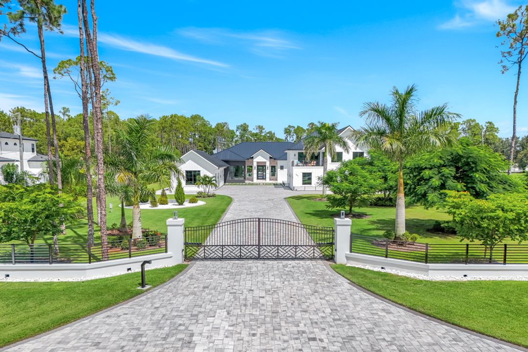6677 Hunters Rd, Naples, FL 34109