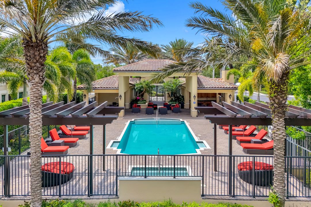2472 Breakwater Wy #11-202, Naples, FL 34112