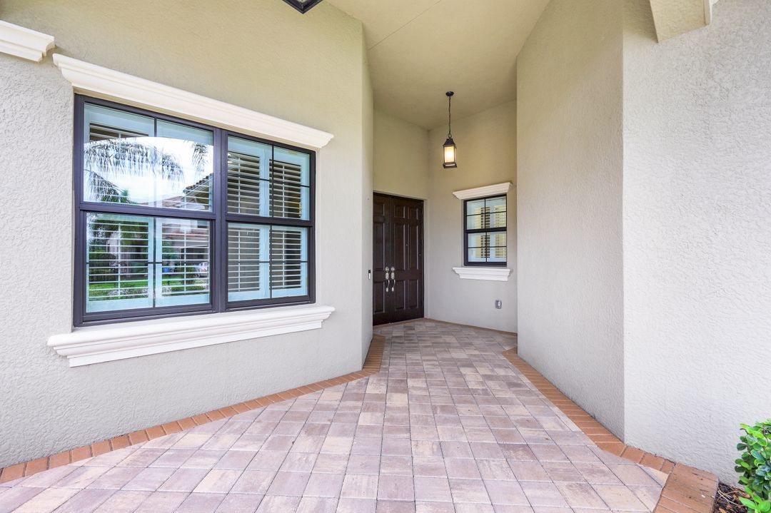 2777 Cinnamon Bay Cir, Naples, FL 34119