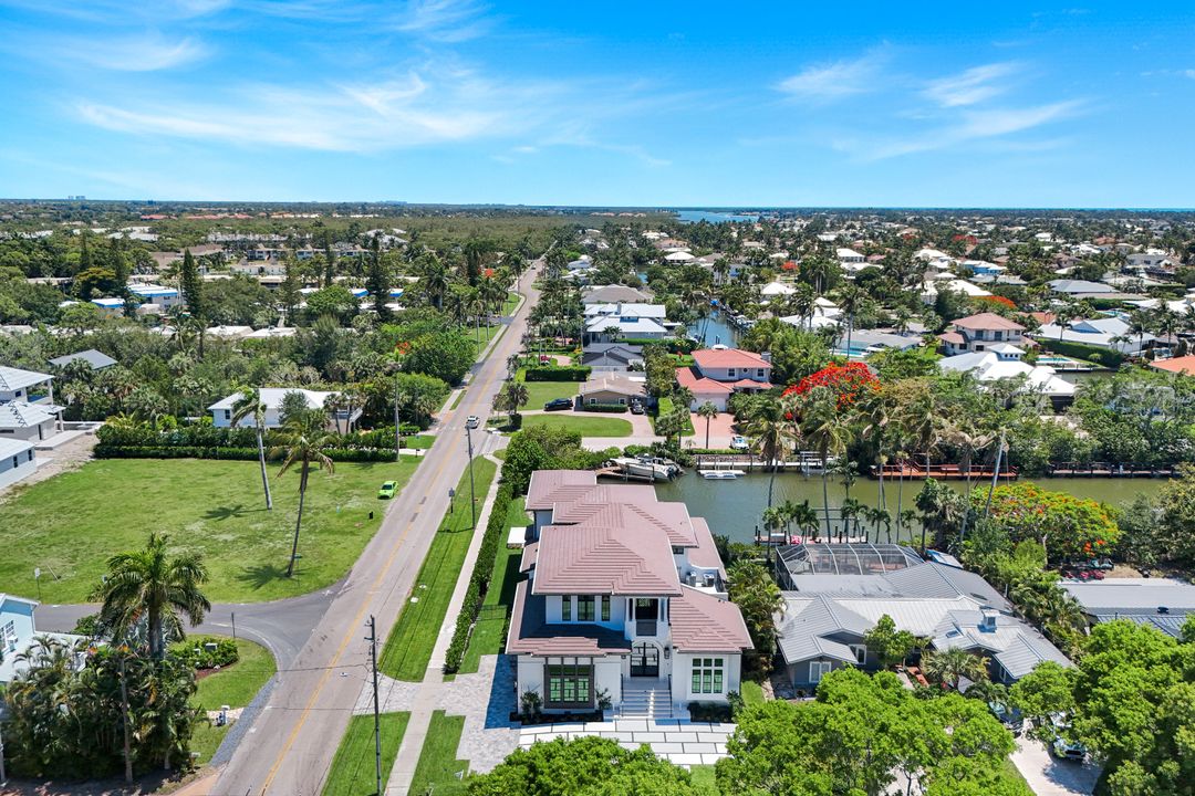 1690 Chesapeake Ave, Naples, FL 34102