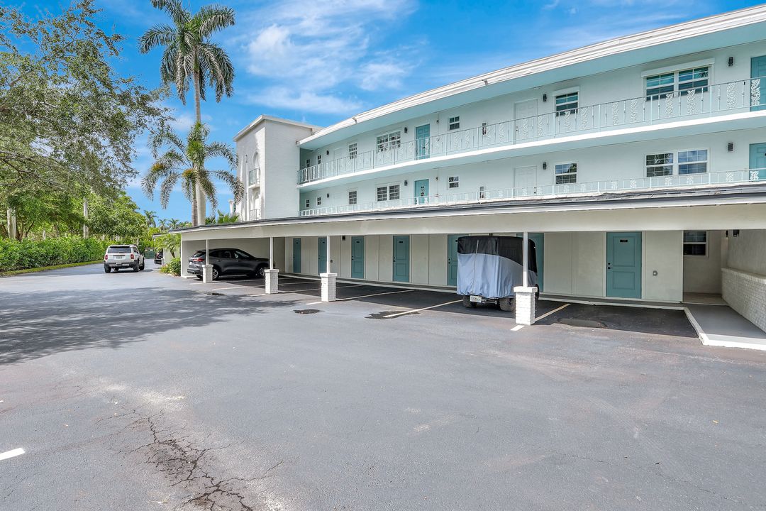 383 Harbour Dr #304, Naples, FL 34103