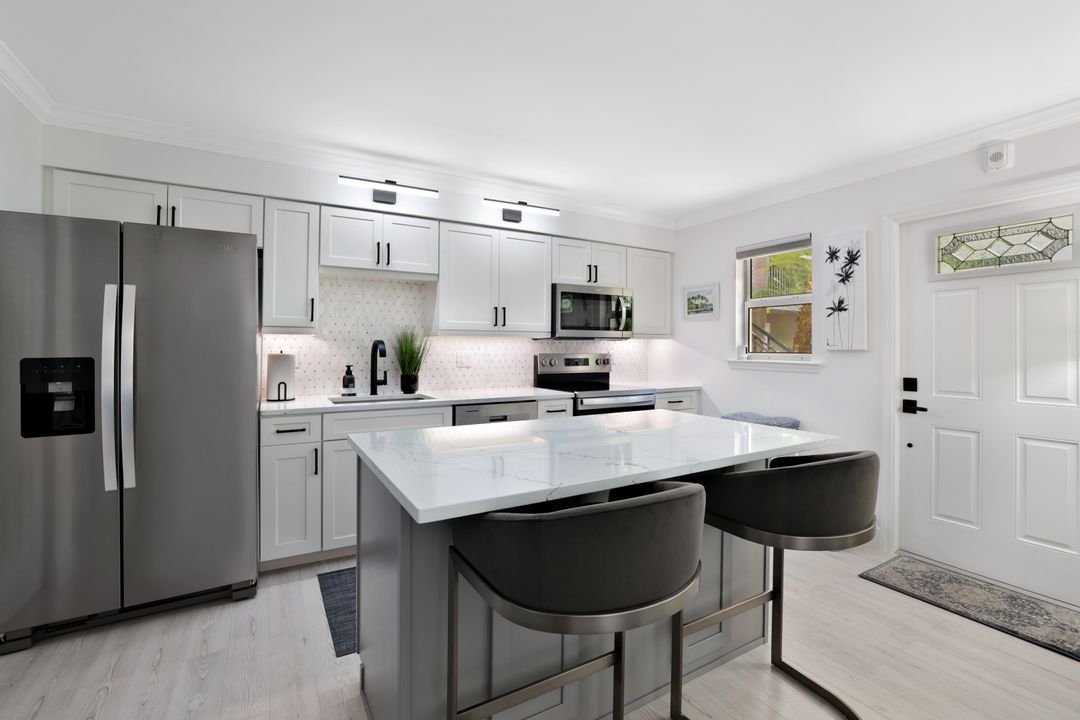 960 7th St S #105, Naples, FL 34102