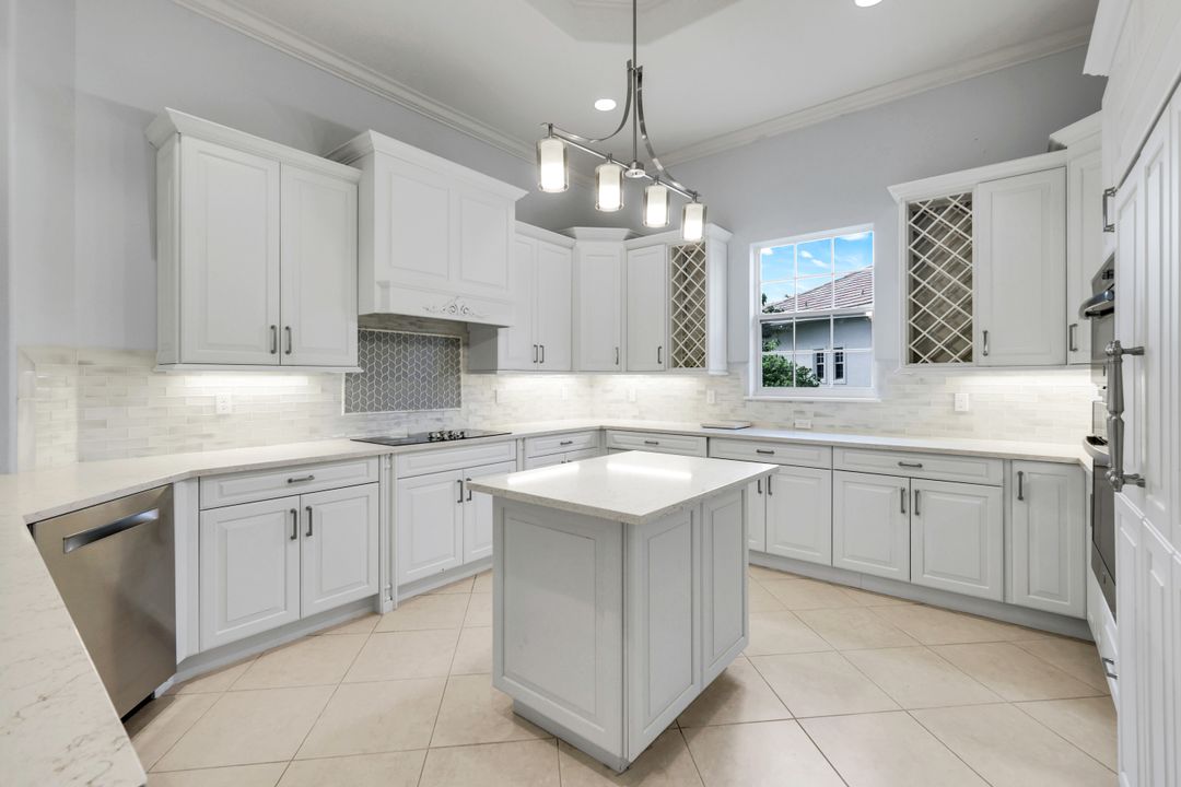 5799 Hammock Isles Dr, Naples, FL 34119
