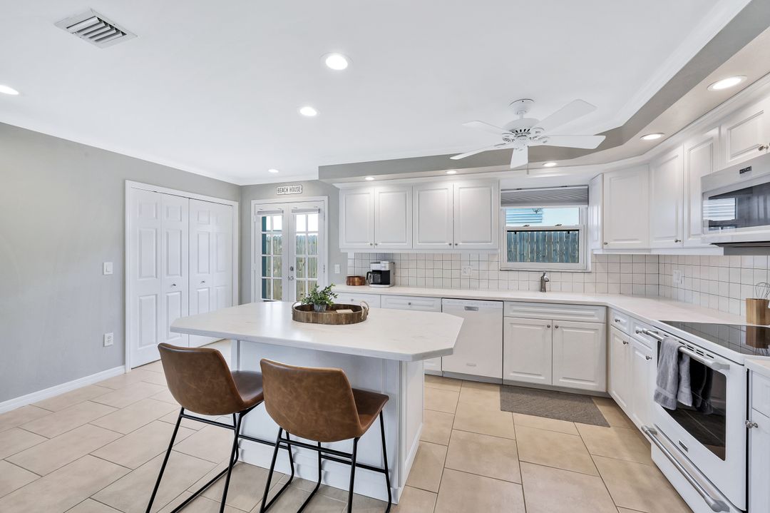 625 95th Ave N, Naples, FL 34108