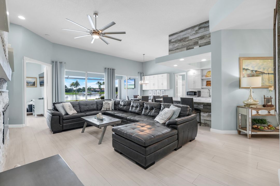 4338 Queen Elizabeth Way, Naples, FL 34119