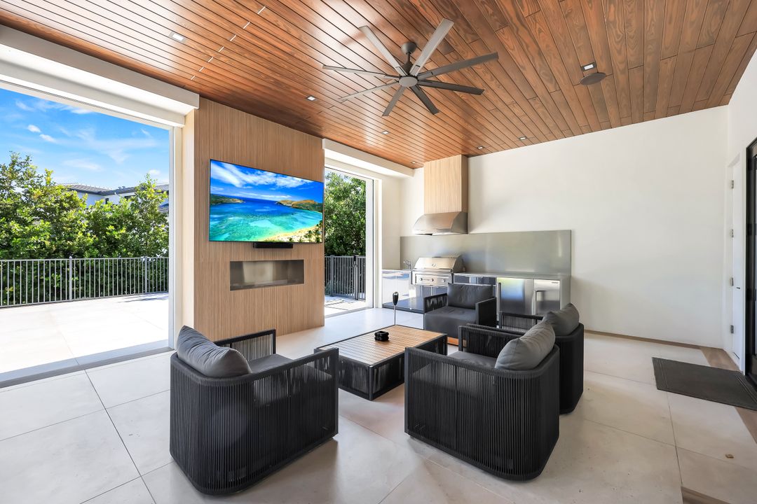 3190 Crayton Rd, Naples, FL 34103