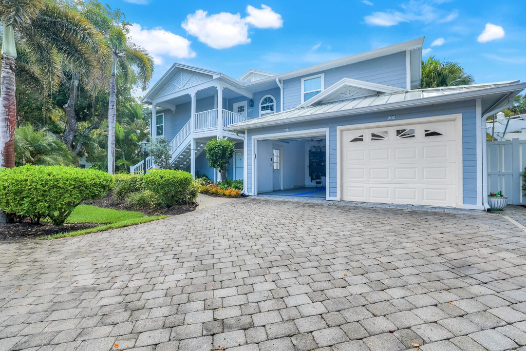 376 3rd St S #102, Naples, FL 34102