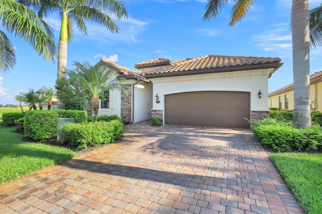 2939 Aviamar Cir, Naples, FL 34114