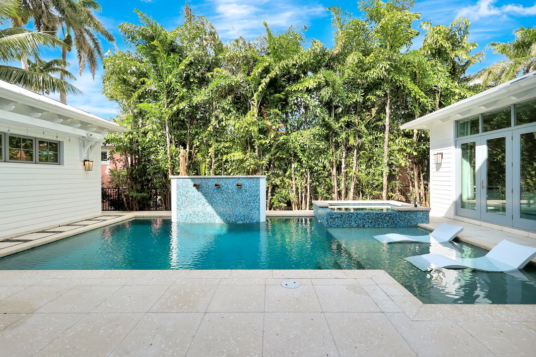 160 Broad Ave S, Naples, FL 34102