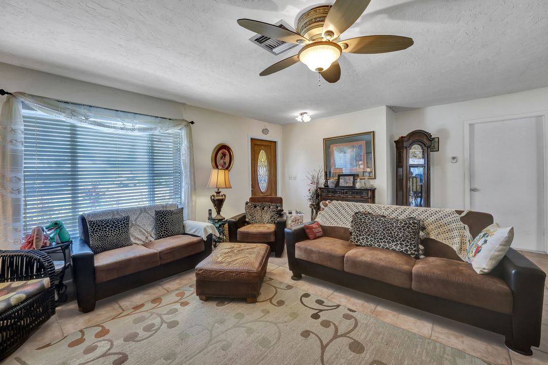 688 94th Ave N, Naples, FL 34108