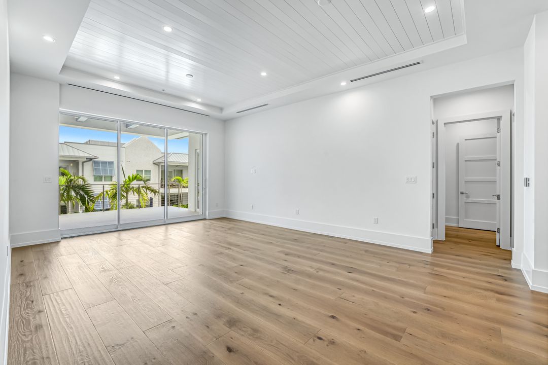 201 8th St S #308, Naples, FL 34102