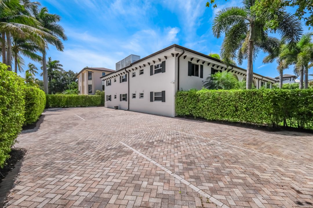 960 7th St S #105, Naples, FL 34102