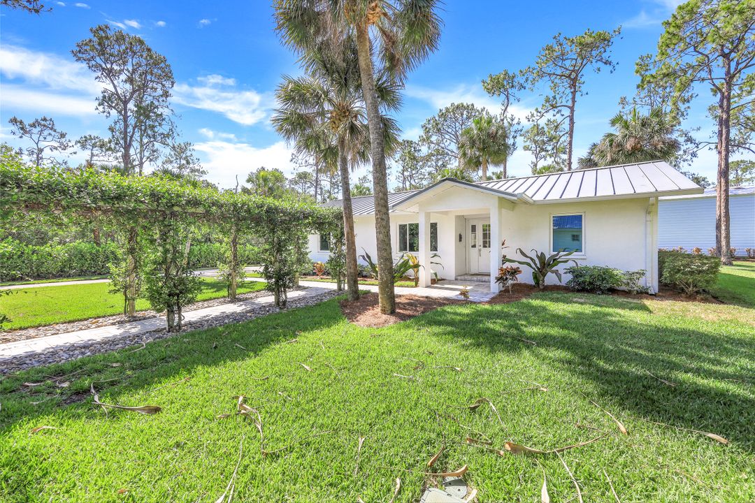 6010 Standing Oaks Ln, Naples, FL 34119