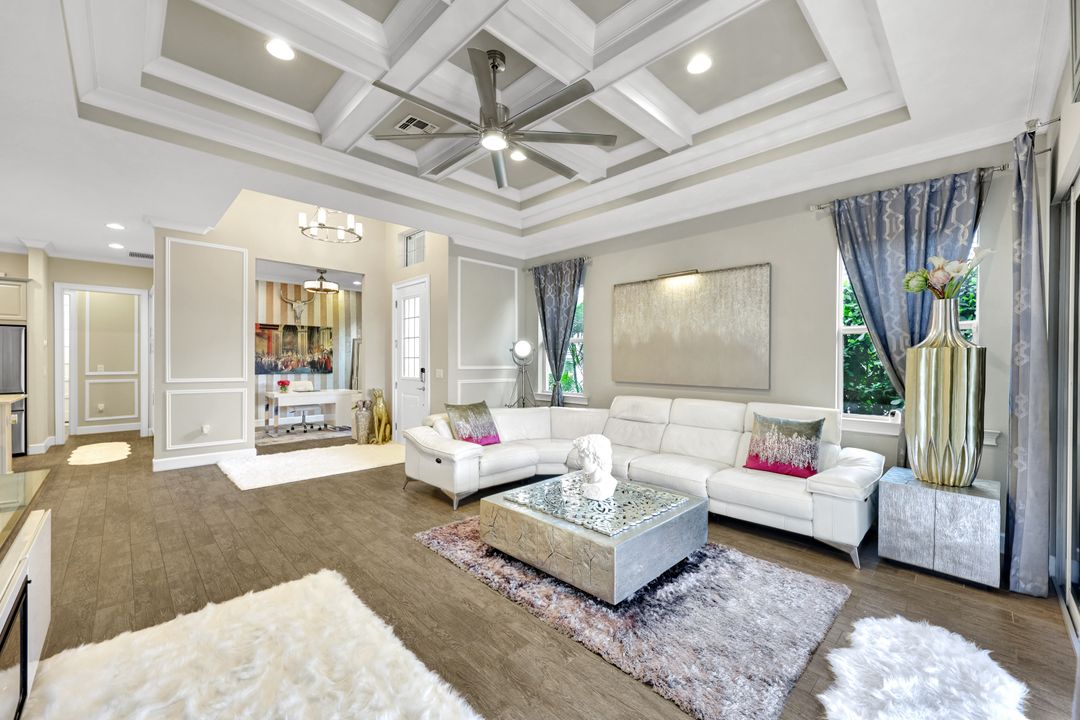 6927 Cay Ct, Naples, FL 34113
