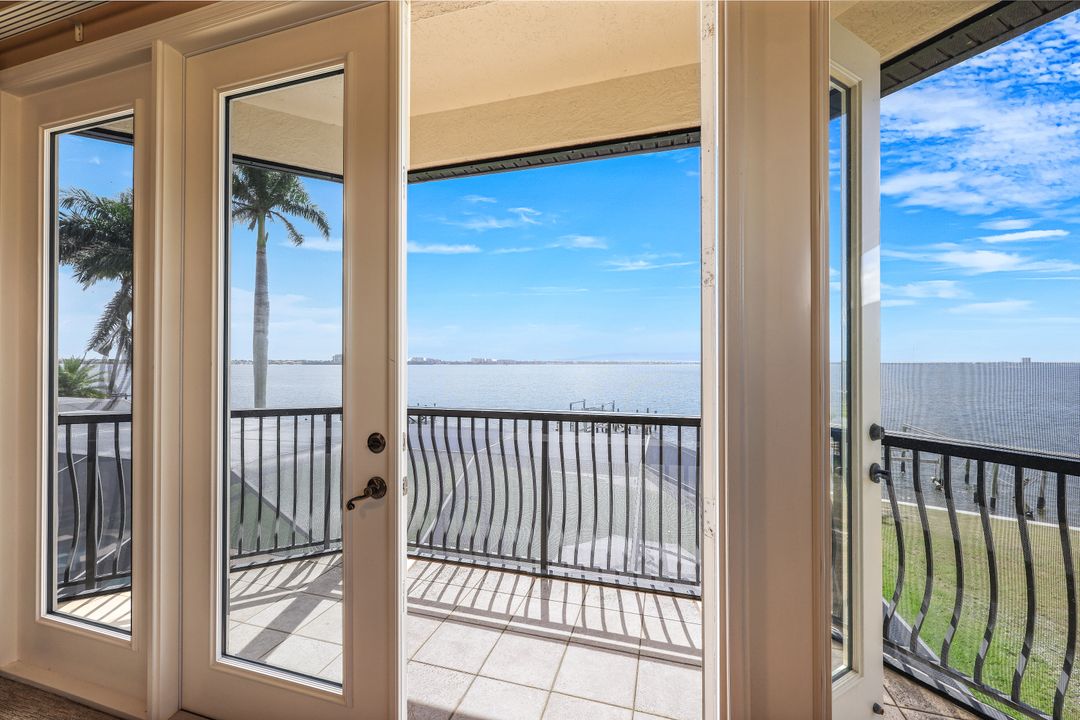 1028 Dolphin Dr, Cape Coral, FL 33904