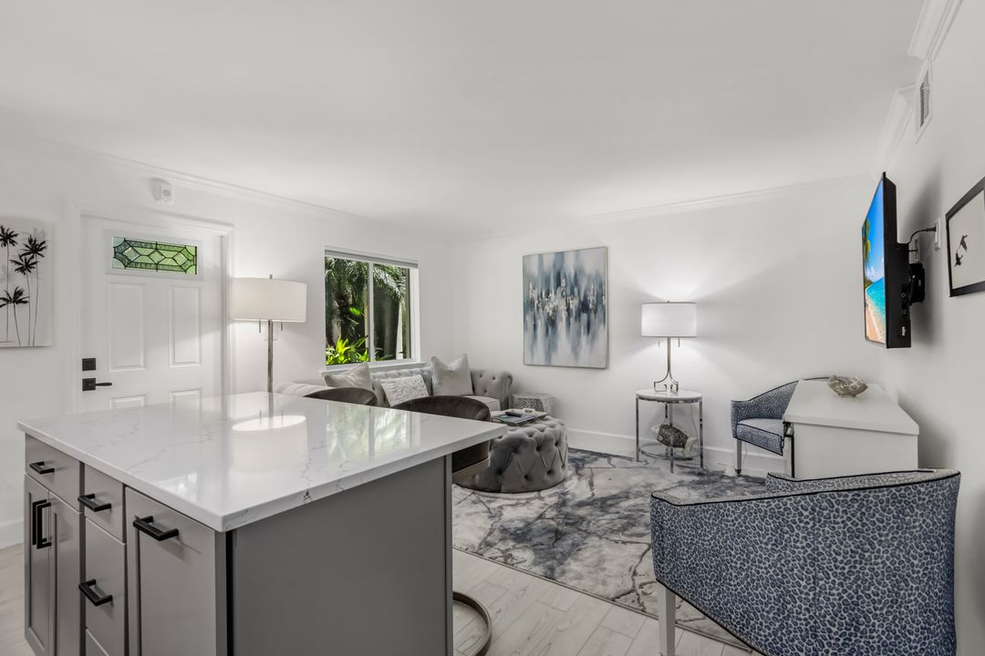 960 7th St S #105, Naples, FL 34102