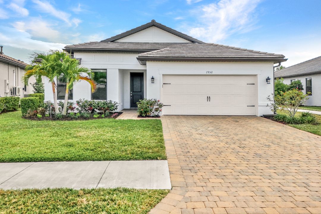 1952 Yellowfin Cir, Naples, FL 34114