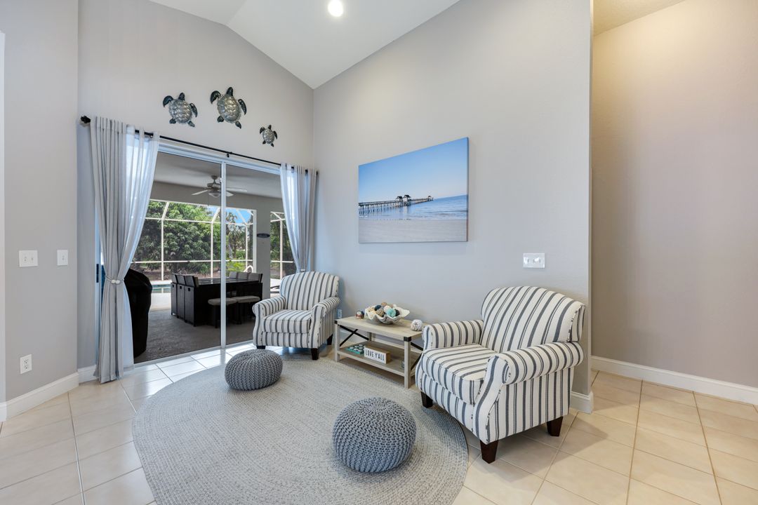 697 Crossfield Cir, Naples, FL 34104