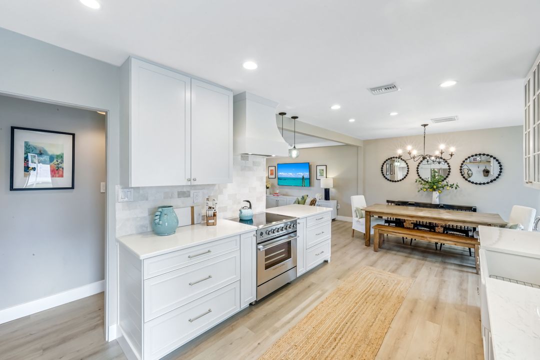 1086 N Town and River Dr, Fort Myers, FL 33919