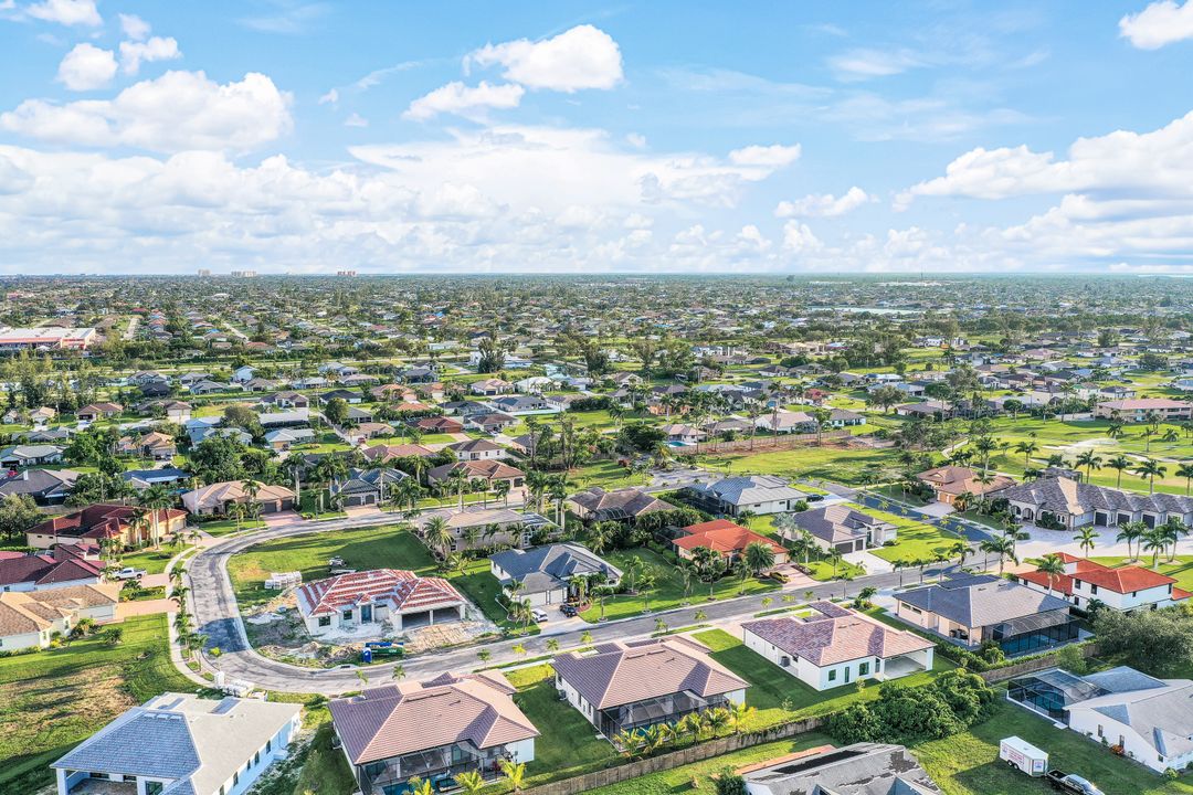 860 Palmetto Pointe Cir, Cape Coral, FL 33991