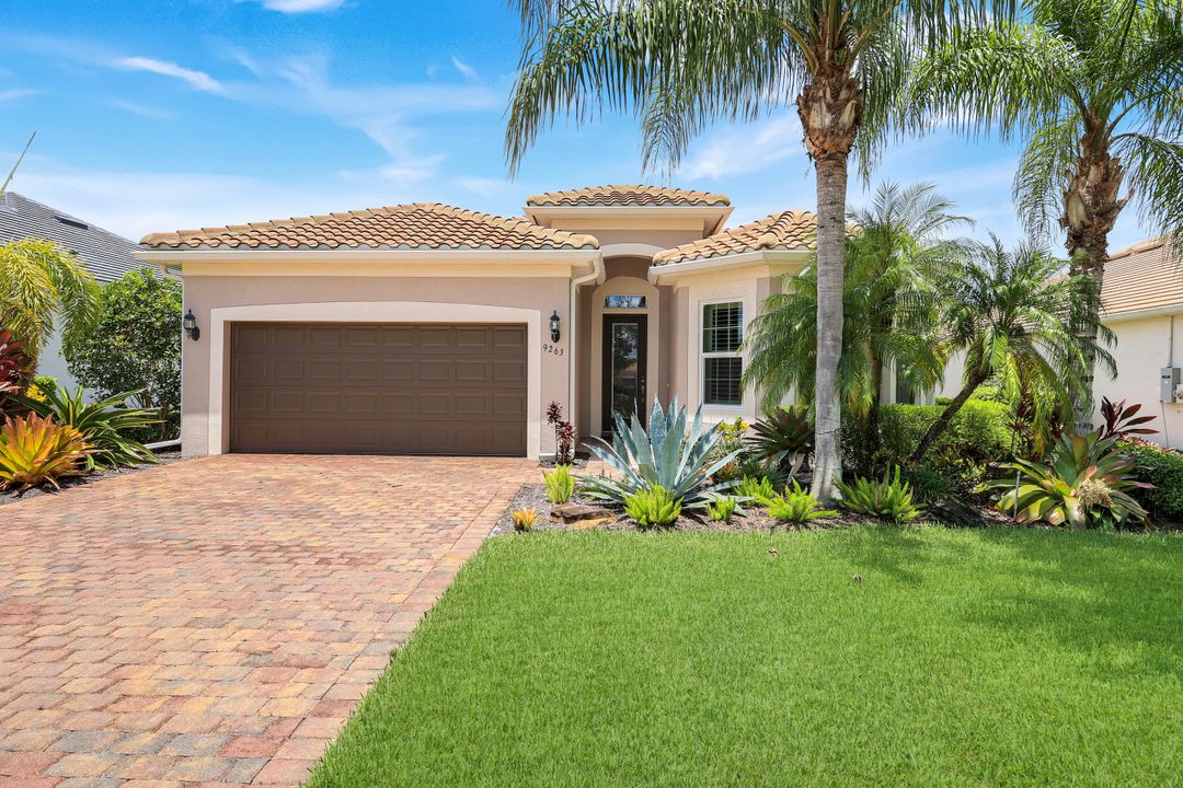 9263 Fieldstone Ln, Naples, FL 34120