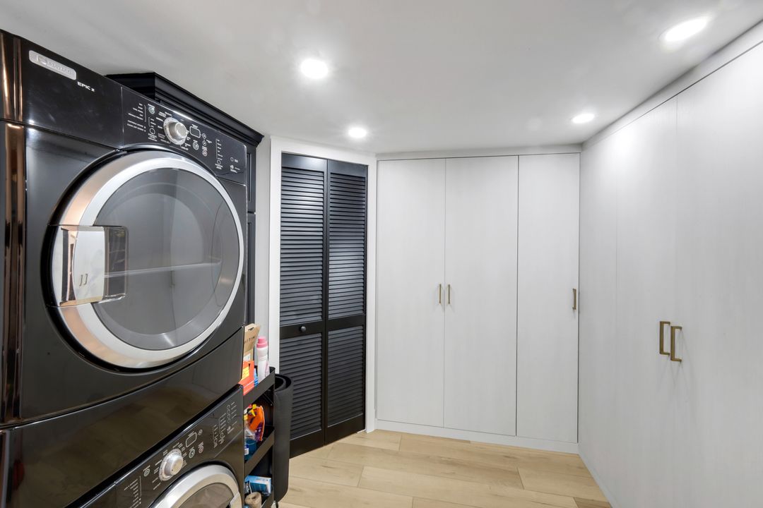 250 Park Shore Dr #801, Naples, FL 34103