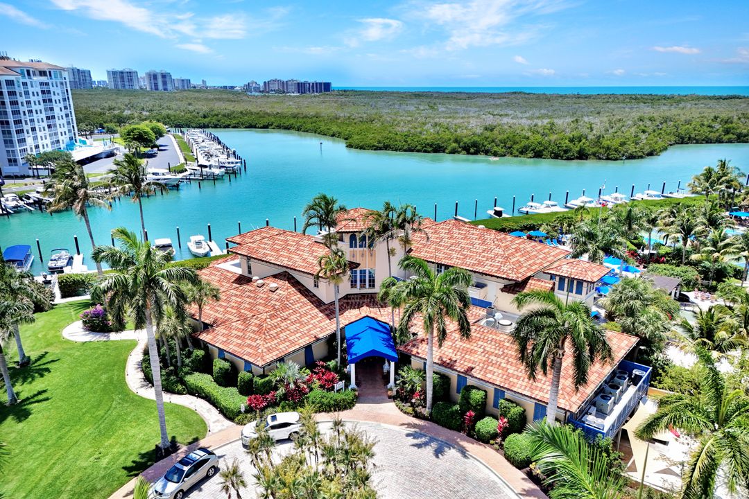 13675 Vanderbilt Dr, Naples, FL 34110