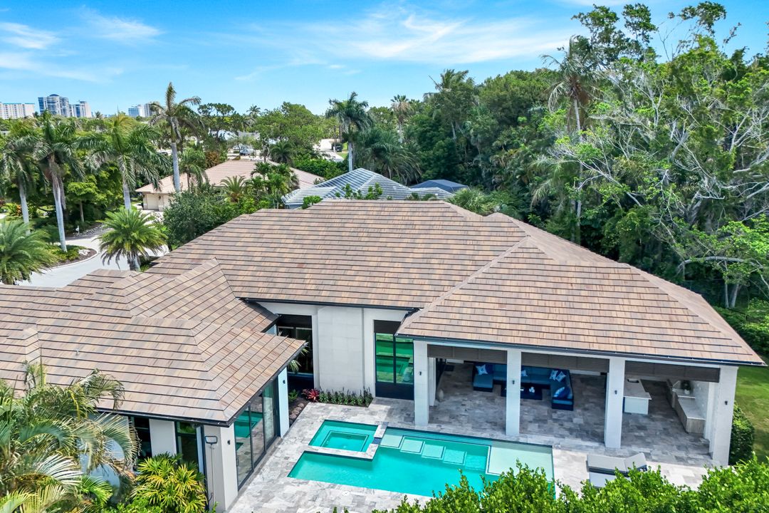 541 Whispering Pine Ct, Naples, FL 34103