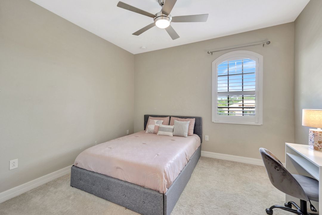 2102 Antigua Ln, Naples, FL 34120