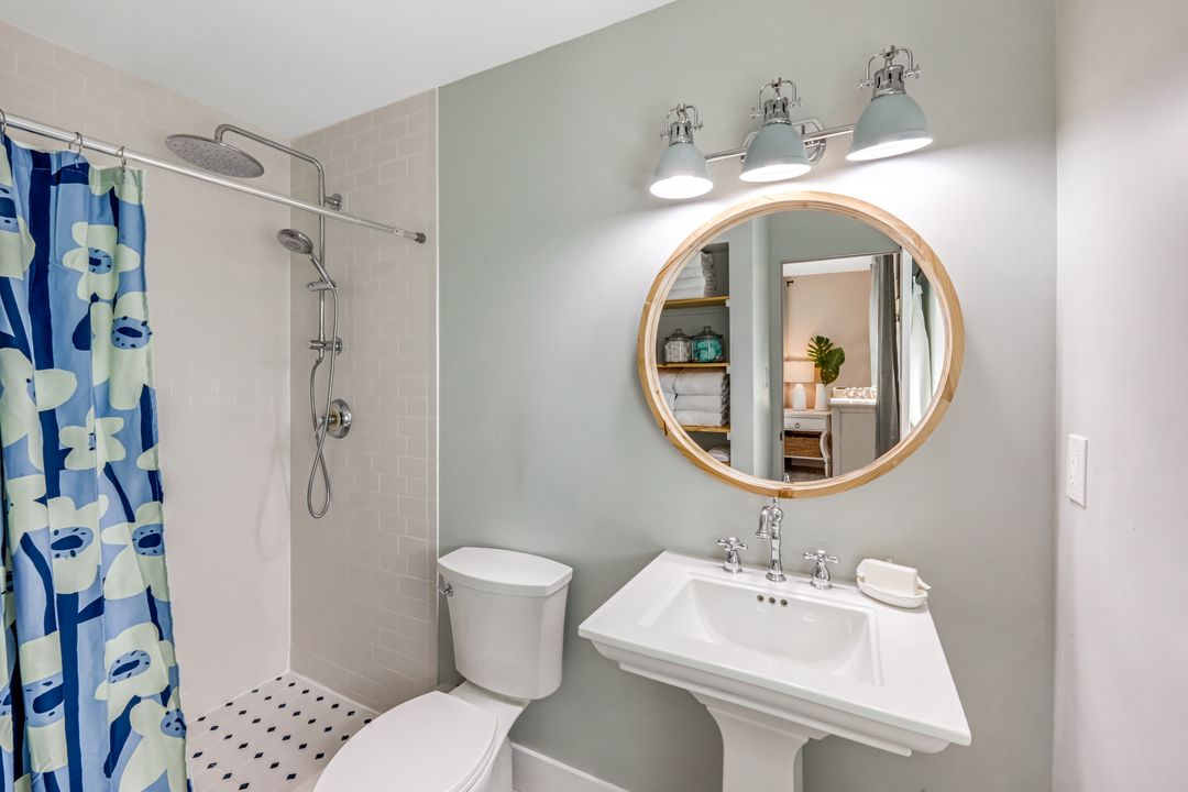 1086 N Town and River Dr, Fort Myers, FL 33919