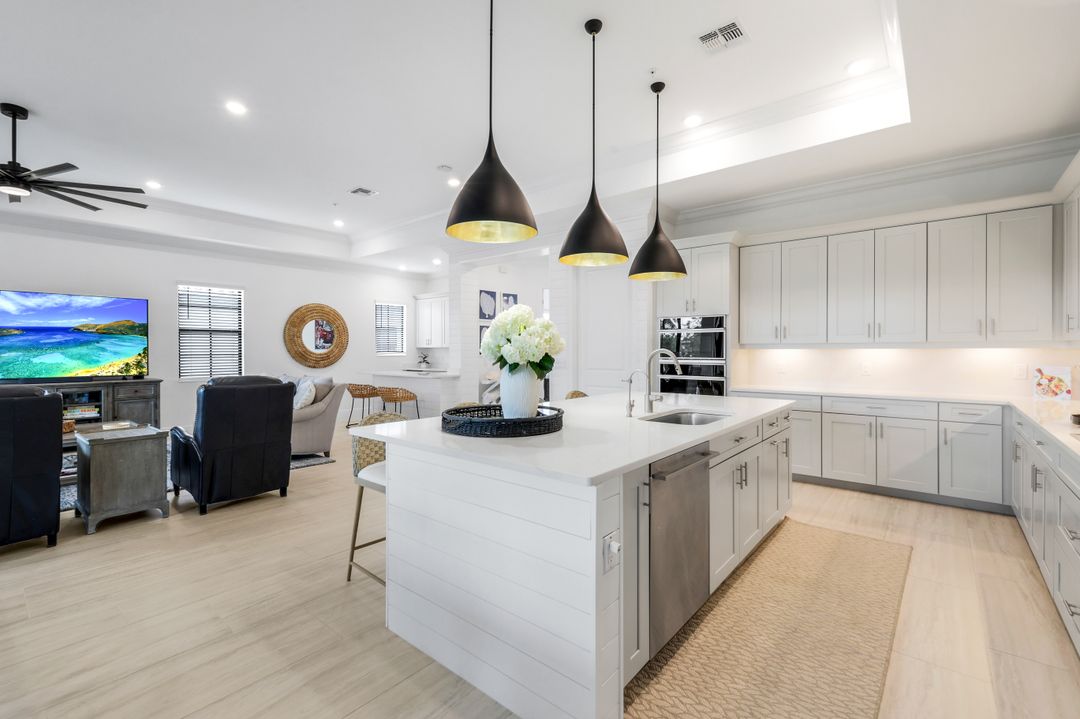 2472 Breakwater Wy #11-202, Naples, FL 34112