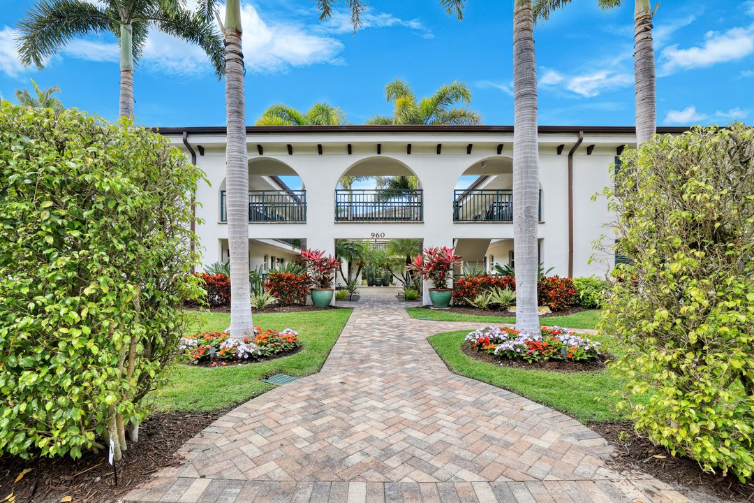 960 7th St S #105, Naples, FL 34102