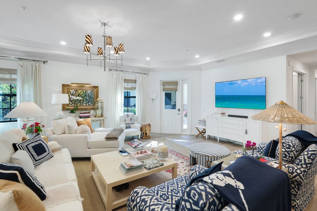 2472 Breakwater Wy #11-102, Naples, FL 34112