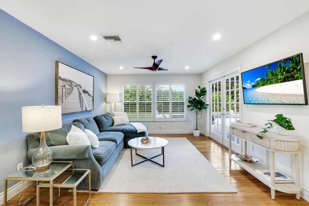 2319 Queens Way, Naples, FL 34112