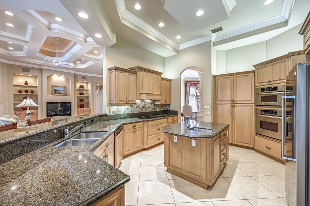 258 9th Ave S, Naples, FL 34102