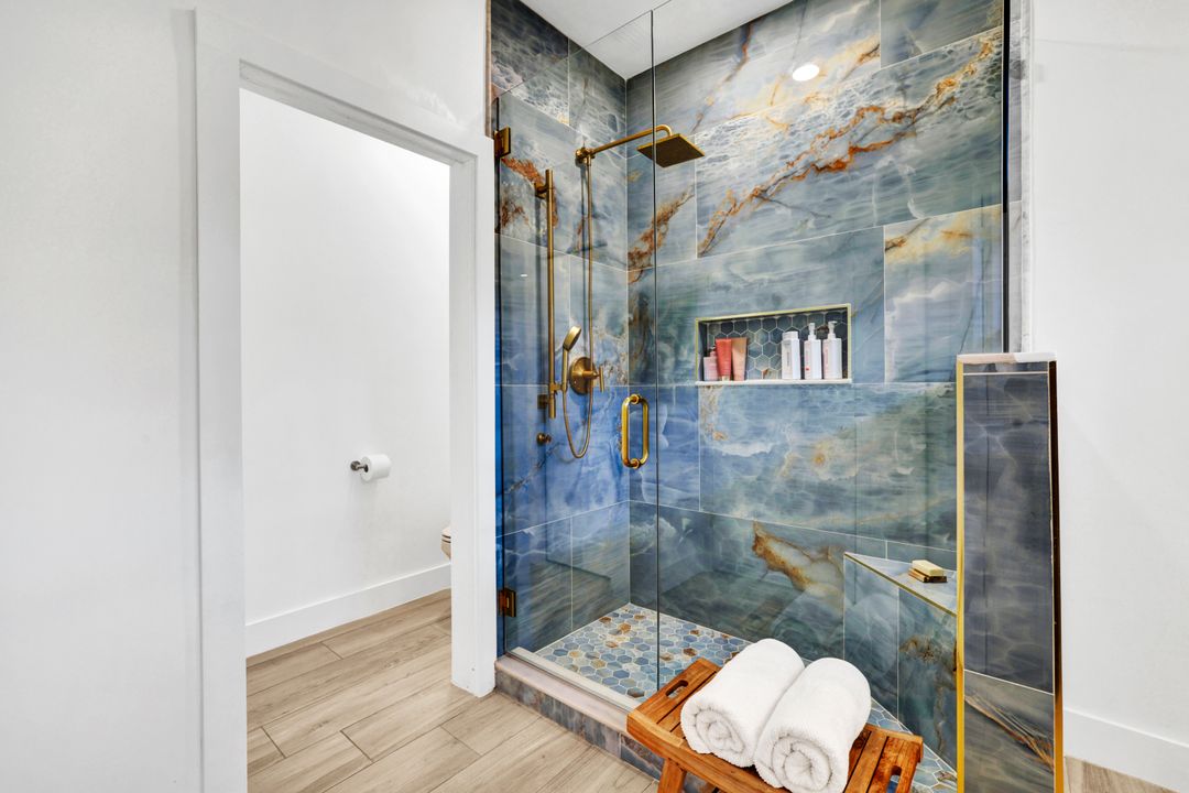 302 Stanhope Cir, Naples, FL 34104