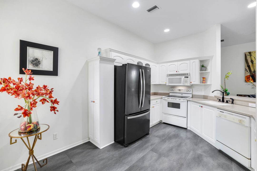 178 Vintage Cir # M-202, Naples, FL 34119