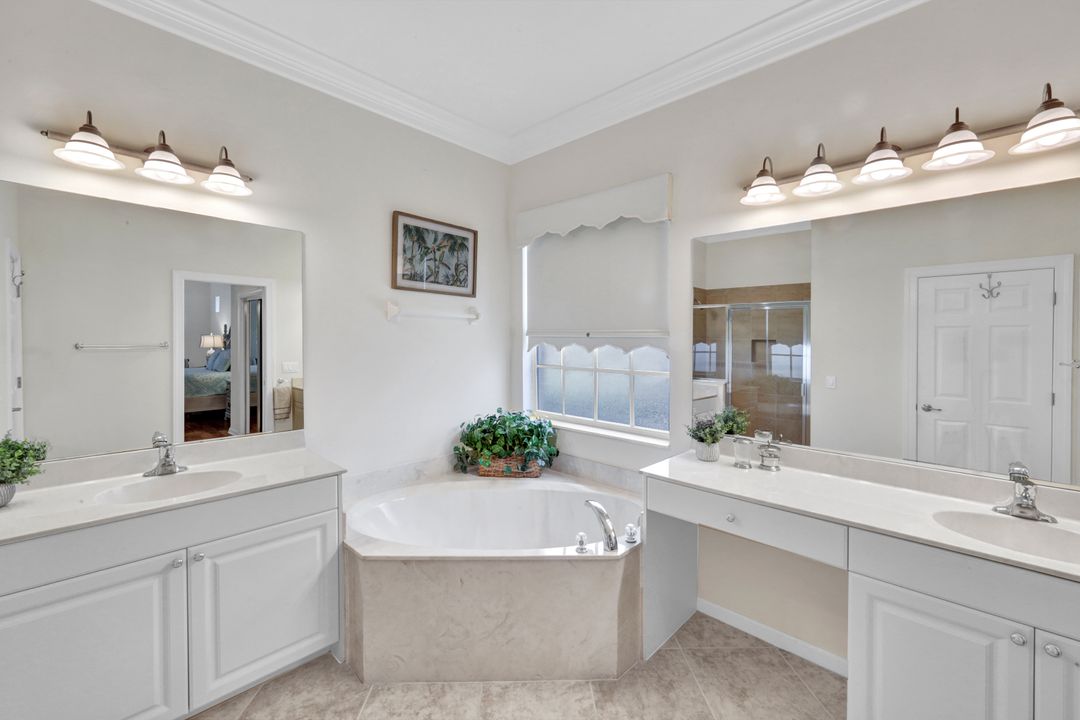 16208 Parque Ln, Naples, FL 34110