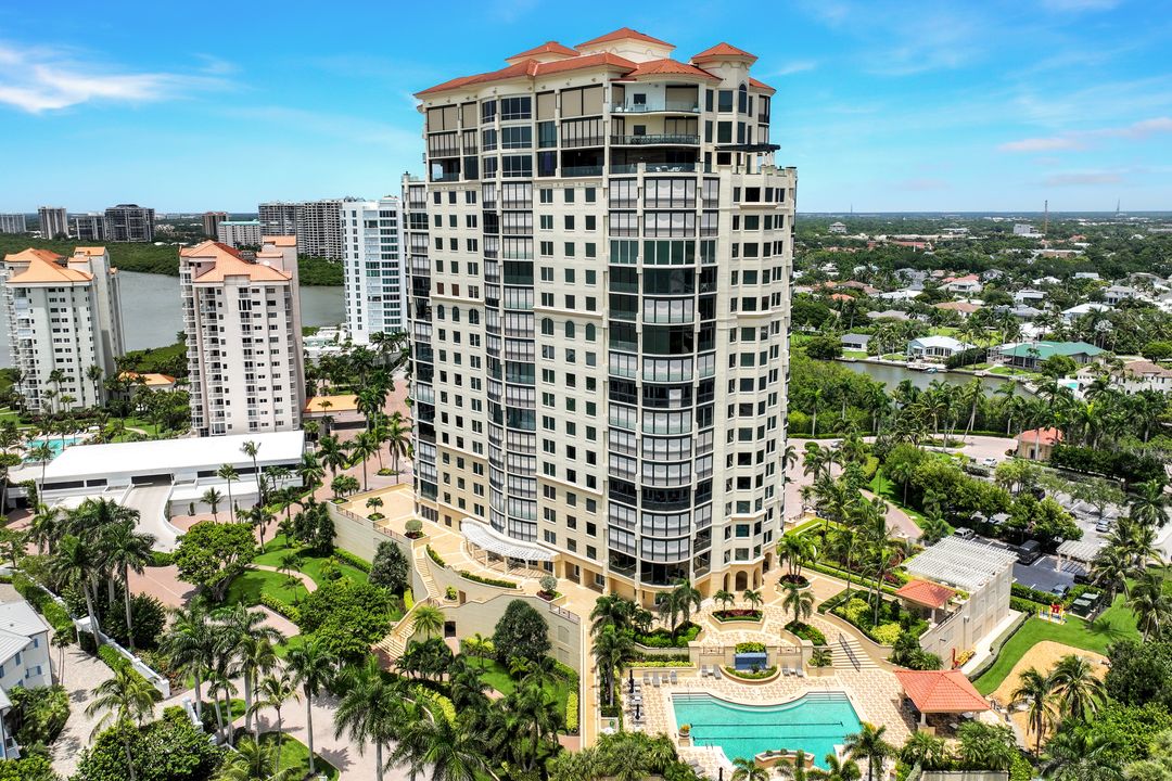 81 Seagate Dr, Naples, FL 34103