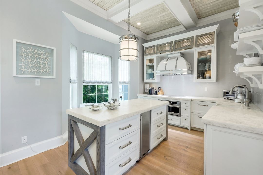 510 2nd St S, Naples, FL 34102