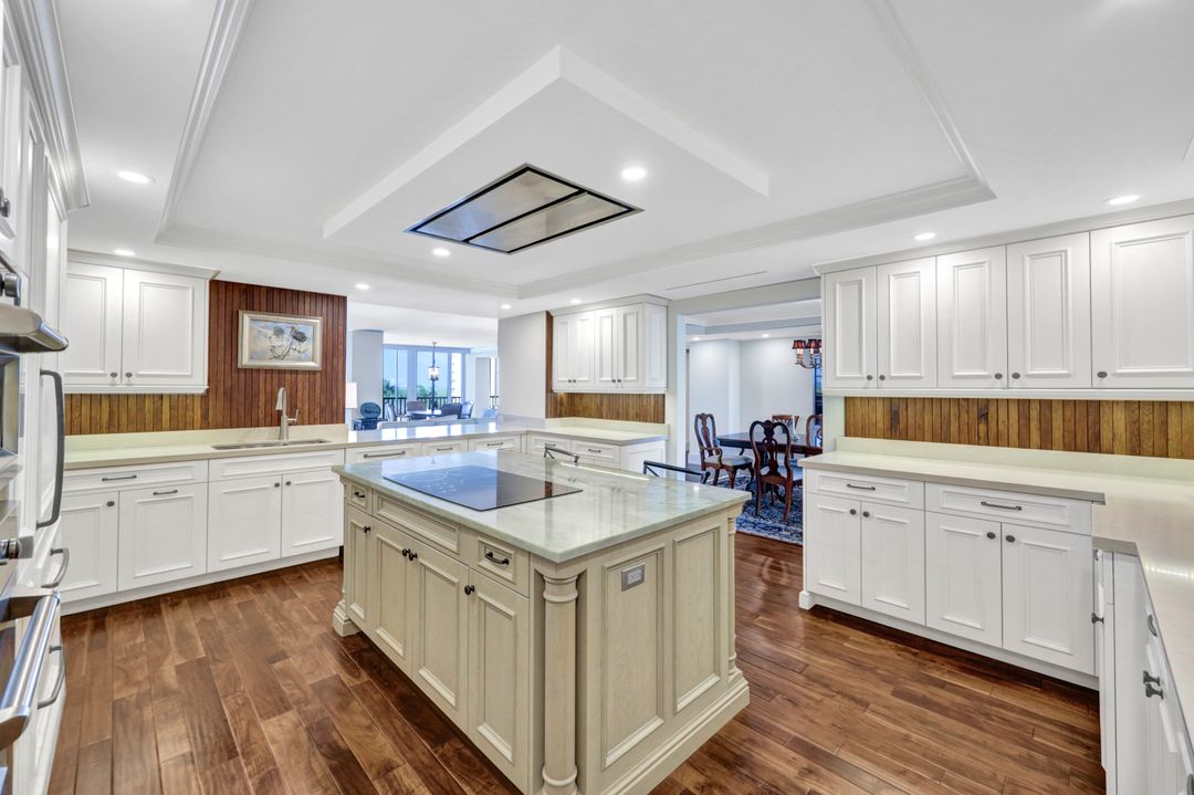 5601 Turtle Bay Dr #404, Naples, FL 34108