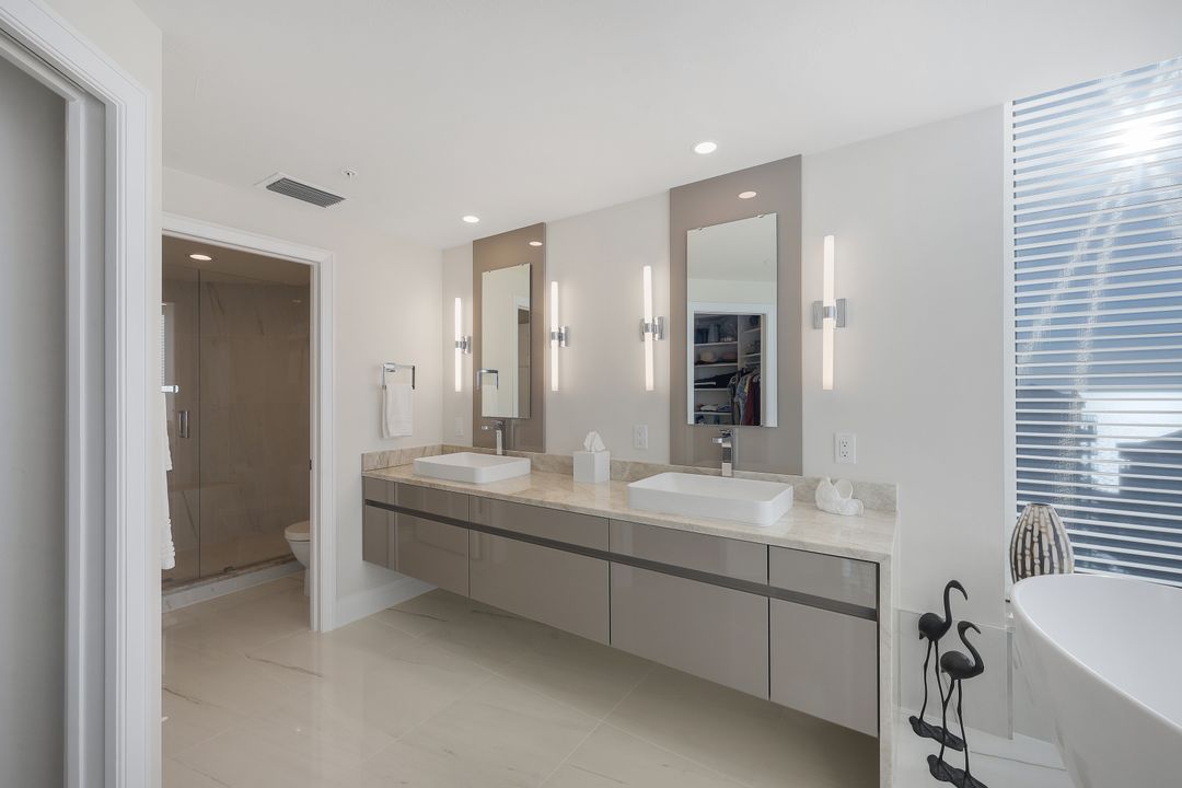 60 Seagate Dr #1702, Naples, FL 34103
