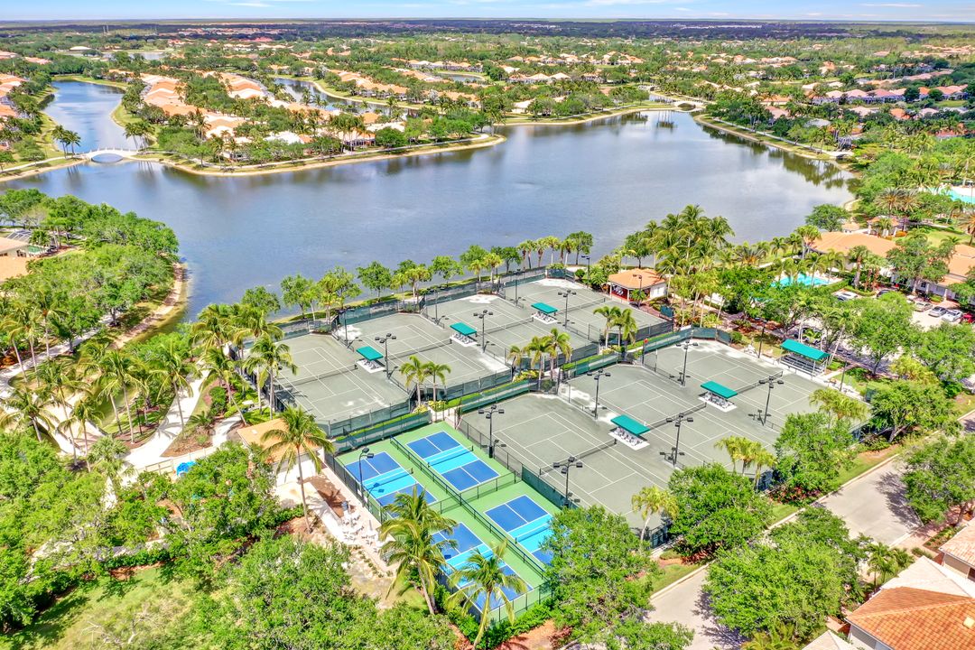 5441 Freeport Ln, Naples, FL 34119