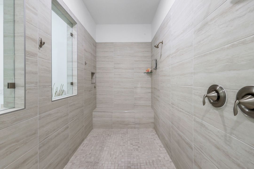 2472 Breakwater Wy #11-202, Naples, FL 34112