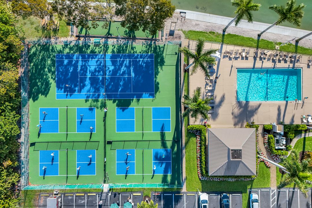 11118 Gulf Shore Dr #401, Naples, FL 34108