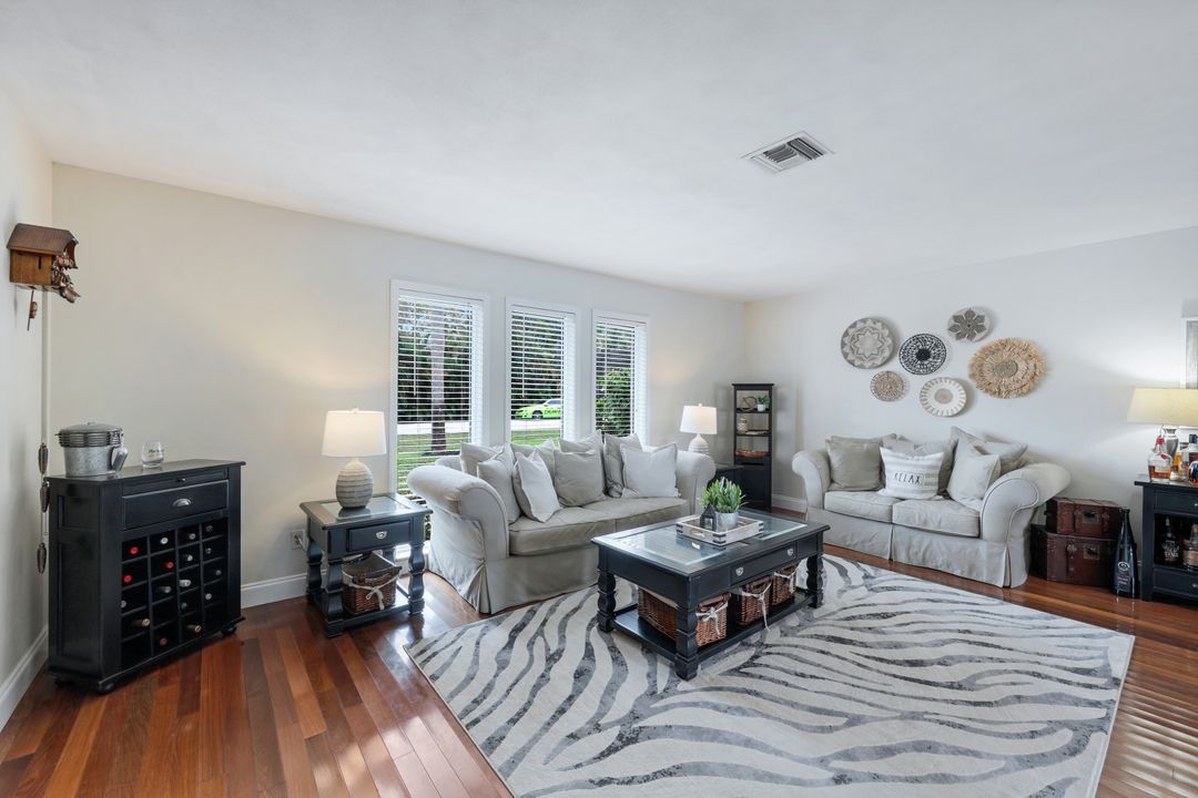 289 Burning Tree Dr, Naples, FL 34105