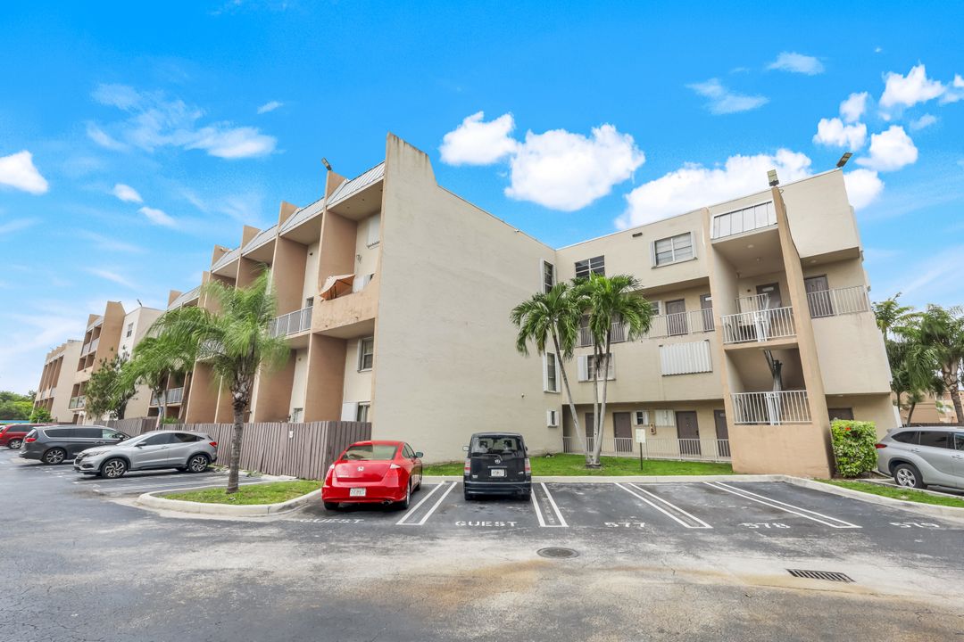 10900 SW 104th St #122, Miami, FL 33176