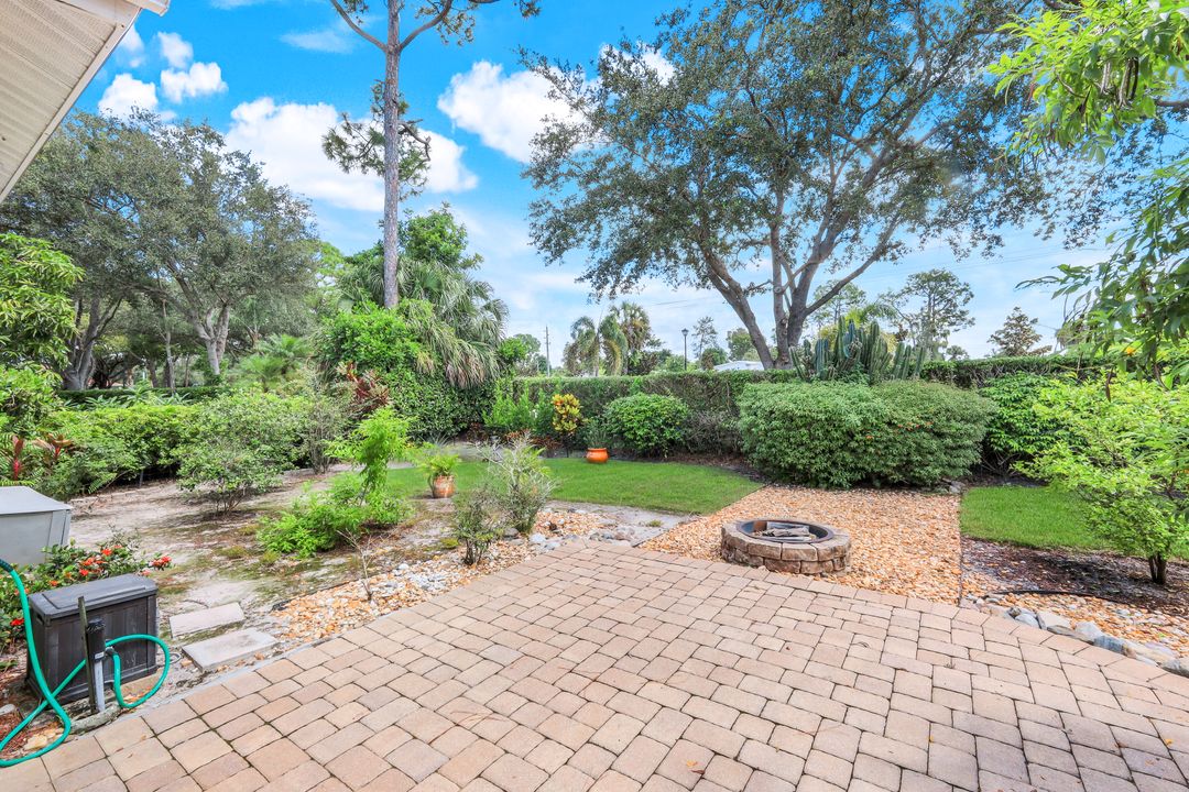 200 Stanhope Cir, Naples, FL 34104